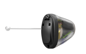 Oticon_Siya_IIC_R_TranspShell_C005BlackFaceplate_Bat10_Angled_500pctSize_TIF